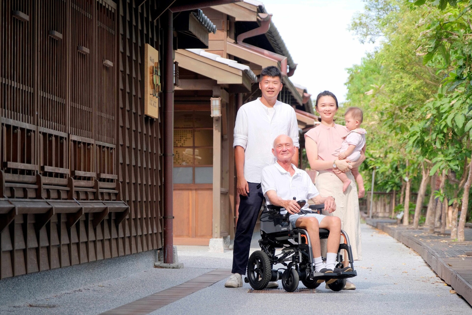 Elder-in-the-eflexx-power-wheelchair-taking-photo-with-his-family-during-the-trip