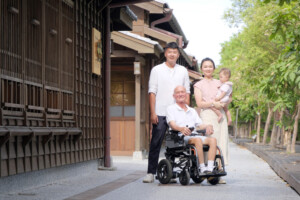 Elder-in-the-eflexx-power-wheelchair-taking-photo-with-his-family-during-the-trip